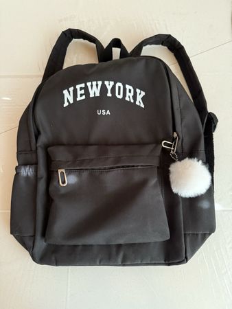 Sac à dos New York noir avec pompon -  NEUF