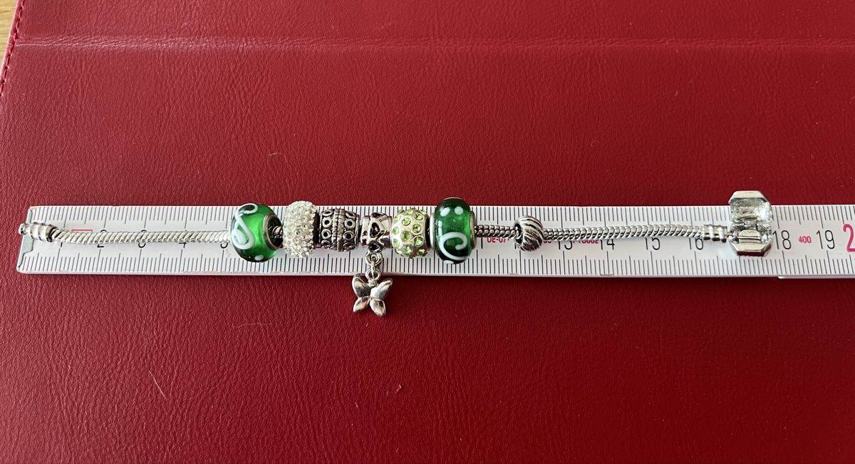 Armbänder & -reifen: Charms-Armband grün-silberfarben, ca. 18cm  – Gebraucht aus Wolfwil von Poulet60 1