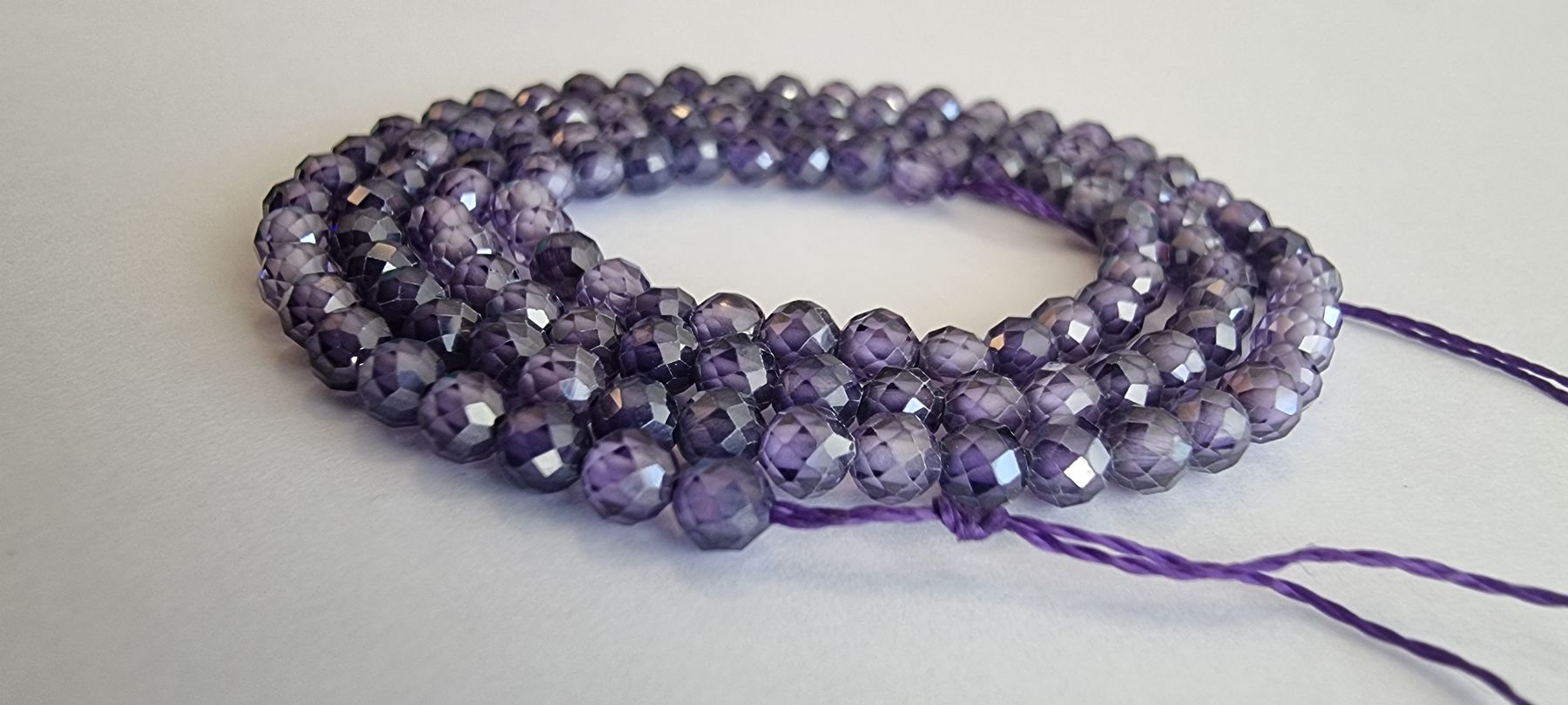 Minerali & Pietre curative: Zirkon Violett facettiert 3mm. Strang – Nuovo e nell'imballaggio originale da Menziken venduto da Mirager 1