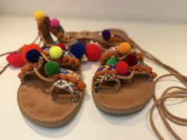 Sandaletten mit Pompons und Quasten Grösse 38 Leder neu