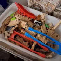 Holzeisenbahn Konvolut mit Zügen und Zubehör
