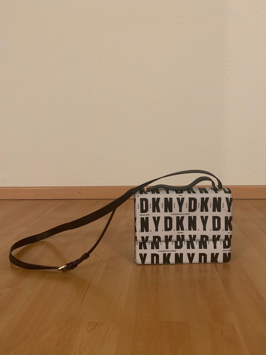 DKNY Taschen für Damen: DKNY - Umhängetasche - schwarz/weiss – Gebraucht aus Zürich von aleaalea
