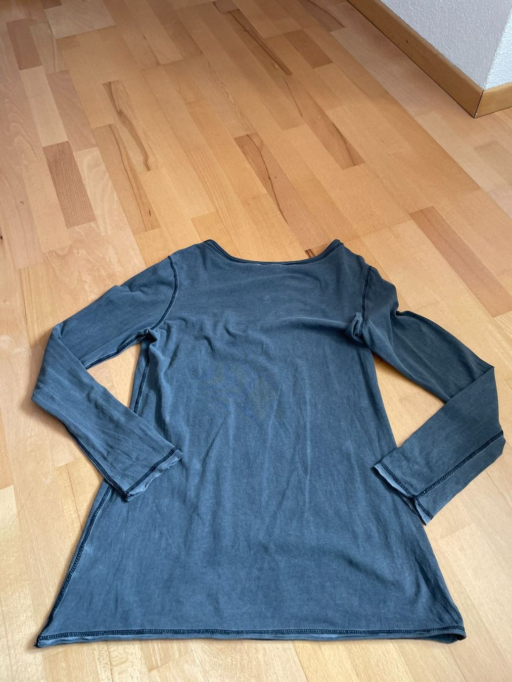 Nile T-shirt: Graues Langarmshirt von NILE, Grösse L, Baumwolle, Basic – Usato da Hubersdorf venduto da JanasHeartTreasures 4