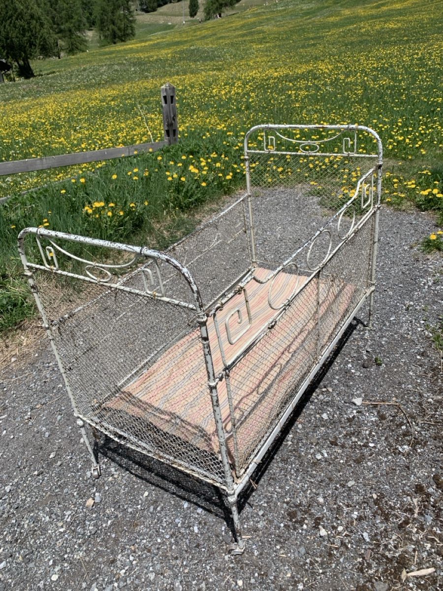 Letti: Antikes Kinderbettli Eisen Gitterbettchen – Difettoso da Pontresina venduto da nad_f9vt 1
