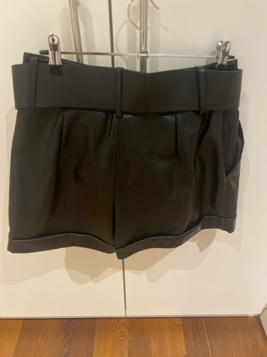 Mango Pantaloni: Schwarze Mango Kunstleder Shorts mit Gürtel, Gr. 36 – Nuovo (secondo la descrizione) da Niederglatt ZH venduto da ctulimp 3