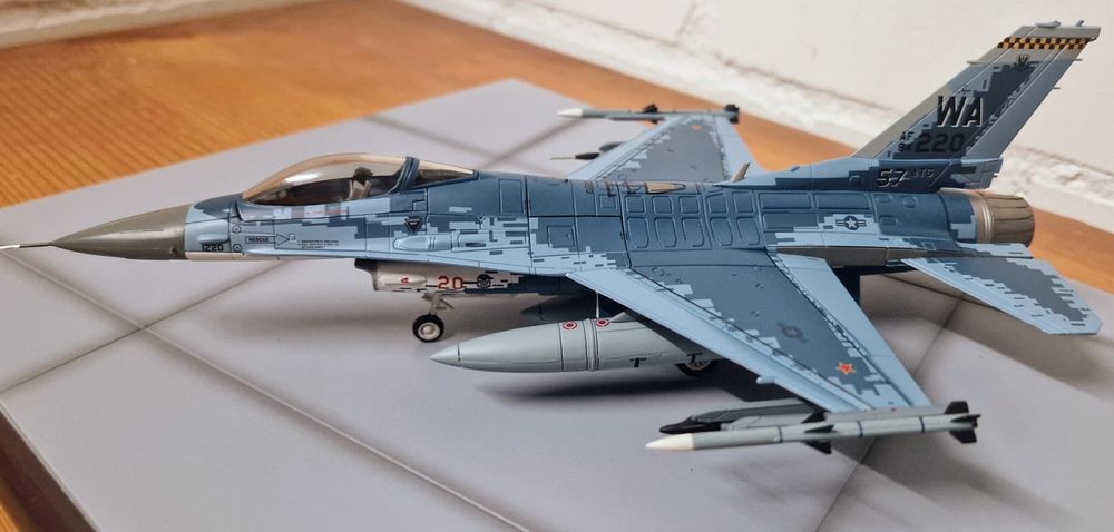 Modèle Réduit Hobby Master 1/72 - F-16C USAF, Bosnie 1994, « Triple Jastreb-Killer », Avec Support