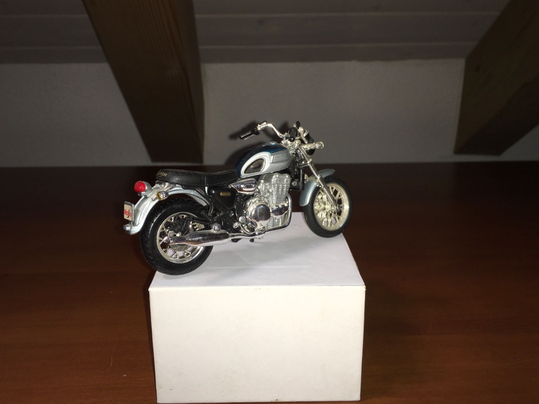 Triumph Modellini d'auto: Triumph 900 Thunderbird 1/18 – Usato da Wohlen AG venduto da PrivatSammlung 1