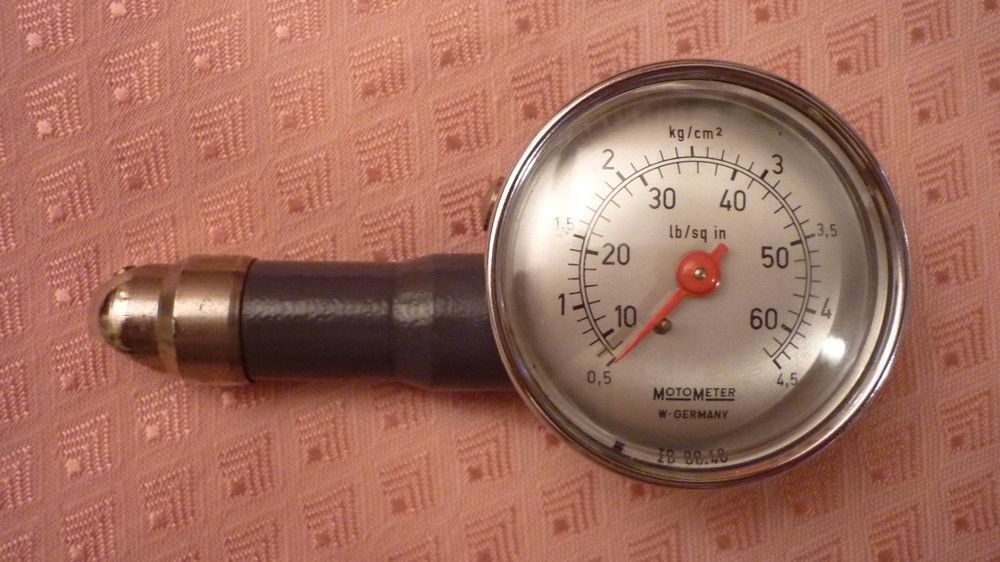 https://img.ricardostatic.ch/images/7aa8dbdb-22b9-417c-a531-2696fbd1bf71/t_1000x750/motometer-oldtimer-mit-etui-um-1950