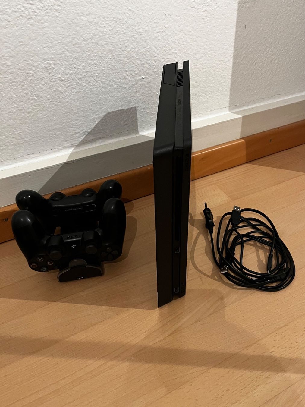 Sony Console: PS4 Slim Konsole mit 2 Controllern & Ladekabel – Usato da Zürich venduto da corinne.nussbaumer20 5