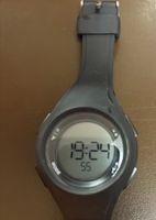 Montre digitale noire de sport - parfait pour l'été!