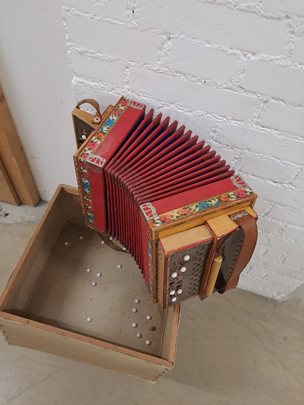 Strumenti musicali: schwyzerorgeli ton B 18 basses  – Usato da Villeneuve venduto da BibiVintage 4