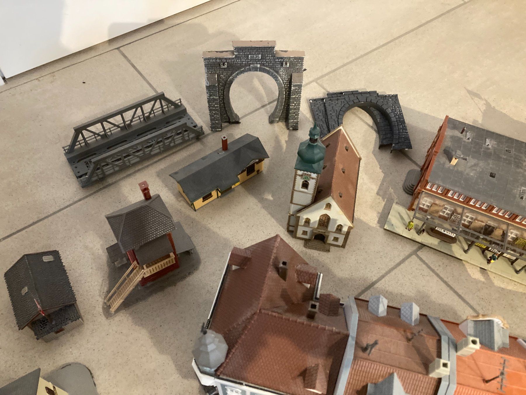 Modelleisenbahnen: Modelleisenbahn H0: Gebäude und viel Zubehör – Gebraucht aus Otelfingen von mos_x8x2 5