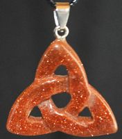 Halskette 4374 – Triqueta Knoten – Goldener Sandstein