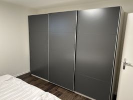 Schwebetürenschrank 3 Türen grau weiss
