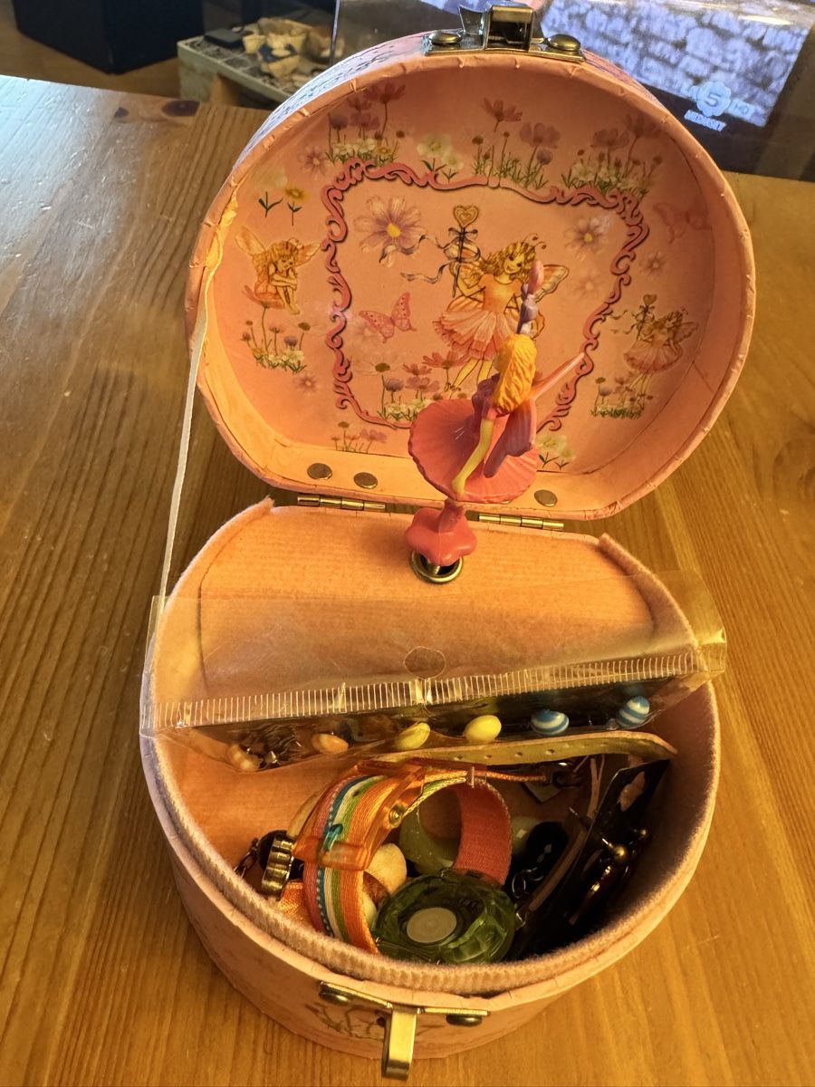 Tutte le decorazioni: 2 accessories box  plus 2 carillon madchen – Usato da Küssnacht am Rigi venduto da ciucchino 2