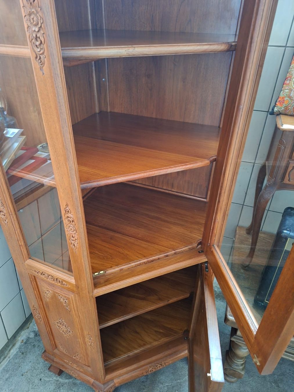 Vitrinen: Eckschrank ( Thailand) Massgefertigt – Gebraucht aus Arbon von Umay1 6