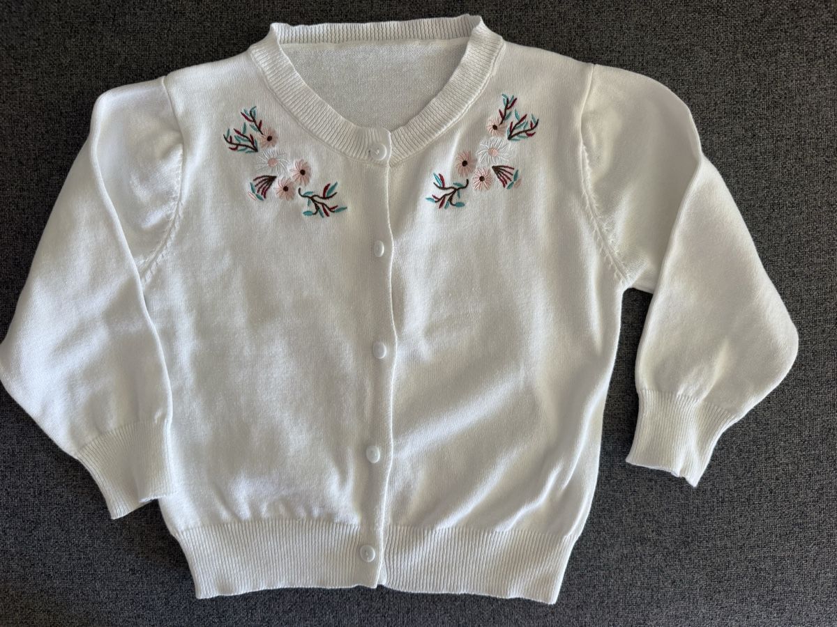 Giacche & Cappotti: 2 Strickjacken weiss bestickt Grösse 122 – Usato da Urdorf venduto da Danii86 2