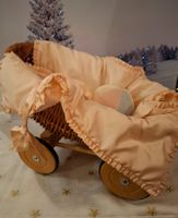 KORBPUPPENWAGEN HOLZ MIT SATINDECKELI AUS JAHR 2002