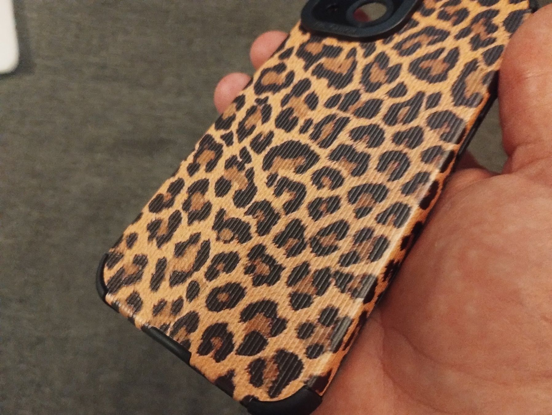 Apple Covers & Schutzfolien: Silikonhülle Leopard Still für Iphone 14 – Neu und originalverpackt aus Lausanne von KUNKI-DESTOCK 3