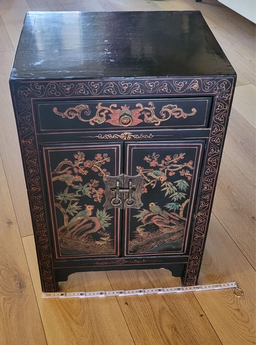 Commodes: Chine table de chevet/ petite commode  – D'occasion à Bursinel par SeveralLives