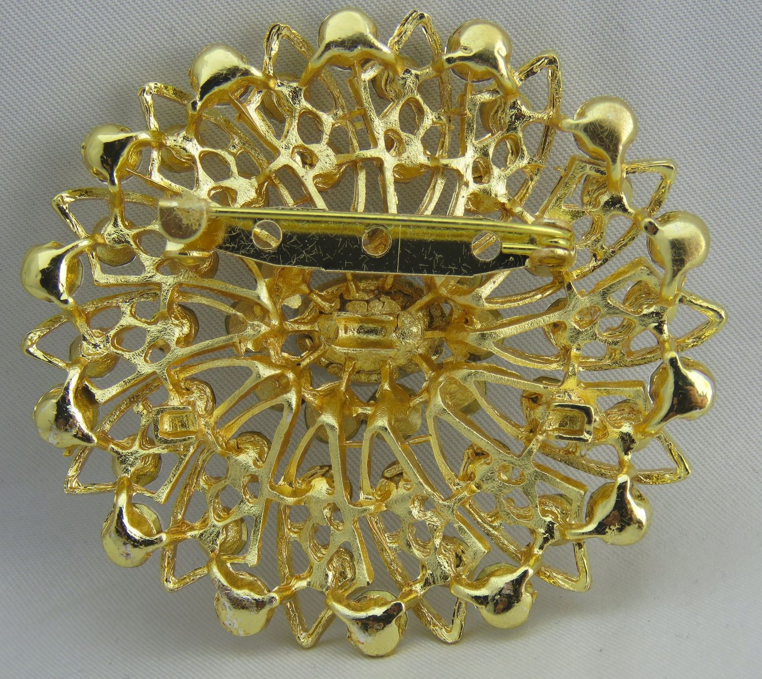 Broschen & Nadeln: Brosche - Goldfarben mit Strasssteinen - Blumenform - 6cm Ø – Neu und originalverpackt aus Grenchen von Yamahwildstar16 3