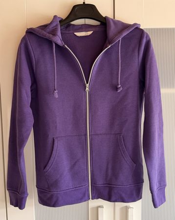Tolle Sweatjacke mit Kapuze, lila mit Reissverschluss, Gr.XS