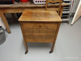 Minibar auf Rollen mit Klappe