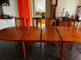 Table de salle à manger en sapin avec 8 chaises