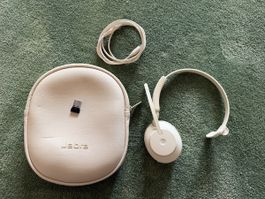 Jabra Evolve2 65 Headset beige mit Tasche und Dongle
