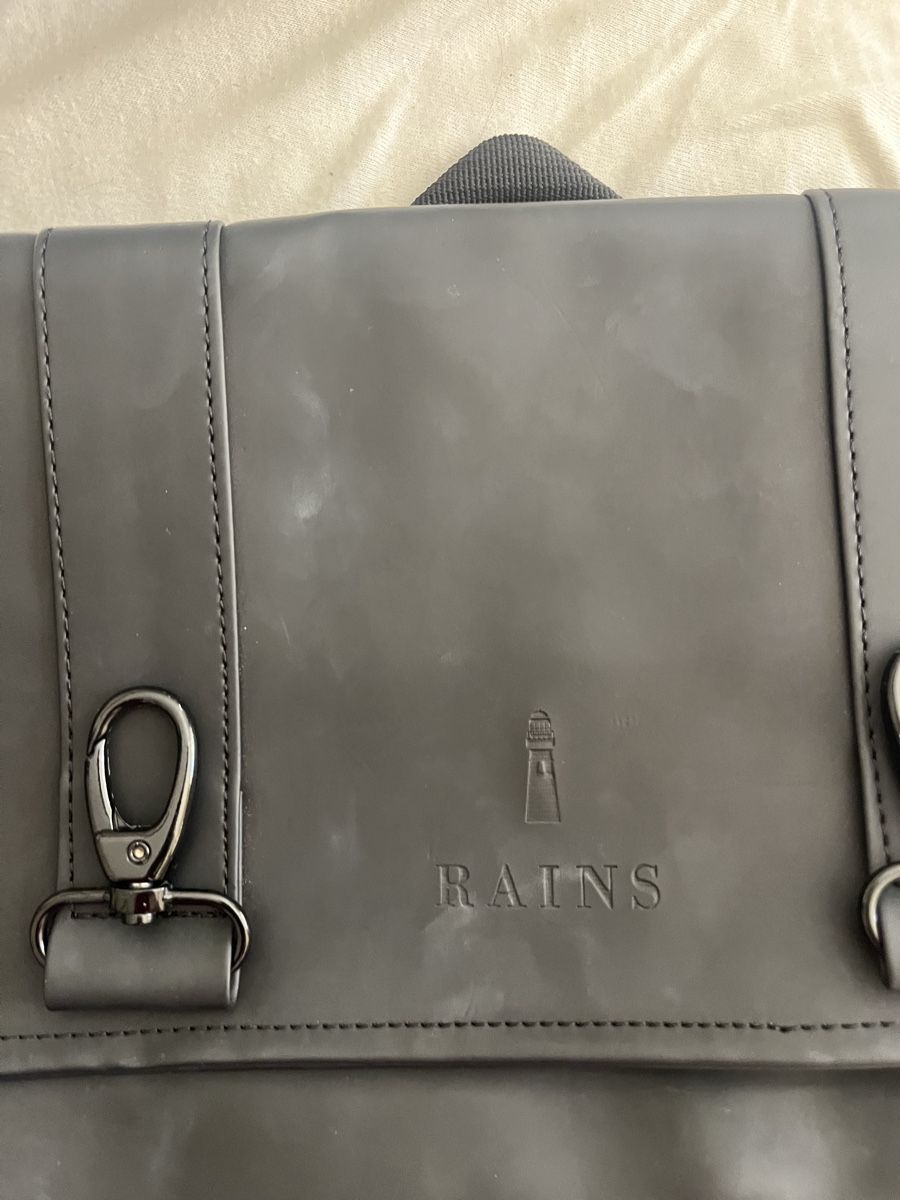 Rains Sacs à dos: Sac à dos Rains noir, usé – D'occasion à Zürich par Noemie1994 2