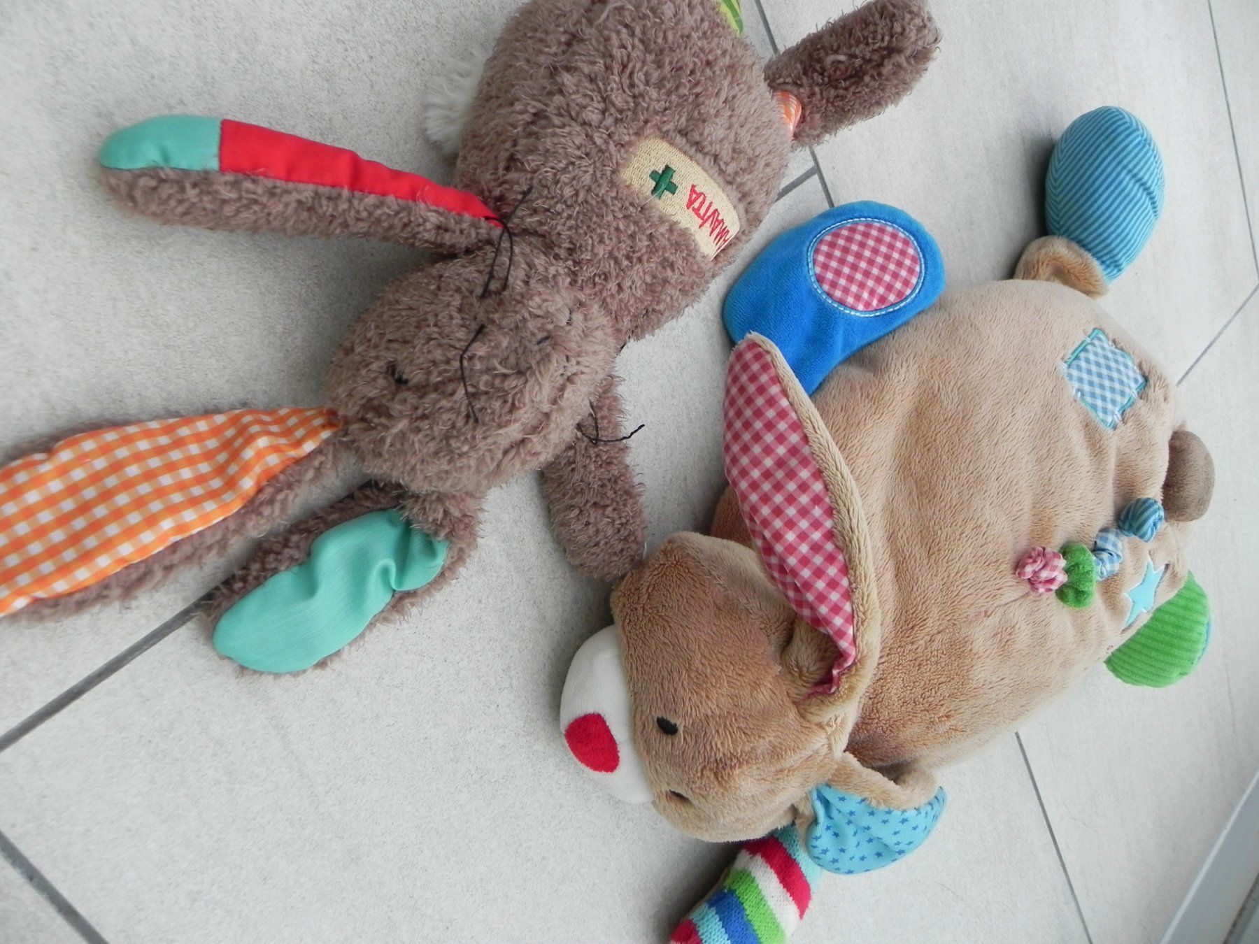 Giocattoli: 2 Stofftiere Kaninchen Hase – Usato da Stallikon venduto da pcerny16