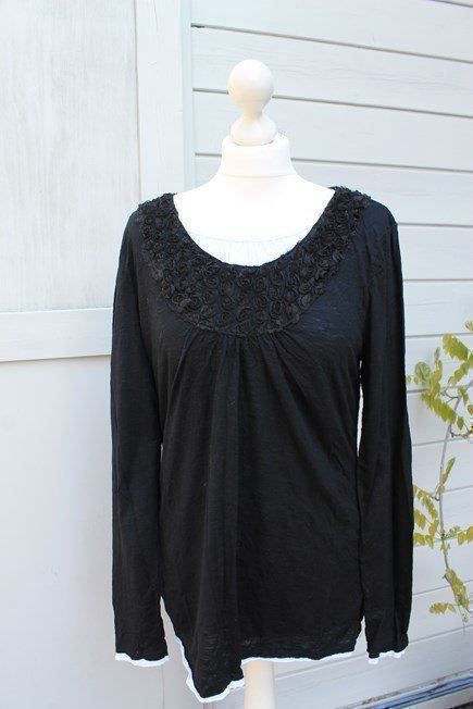 Top: Sweat noir/blanc fleurs noires NORWISS – Usato da Agiez venduto da chouchanelle