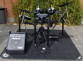 Roland E-Drum Komplettset mit Verstärker, Hocker, Kopfhörer