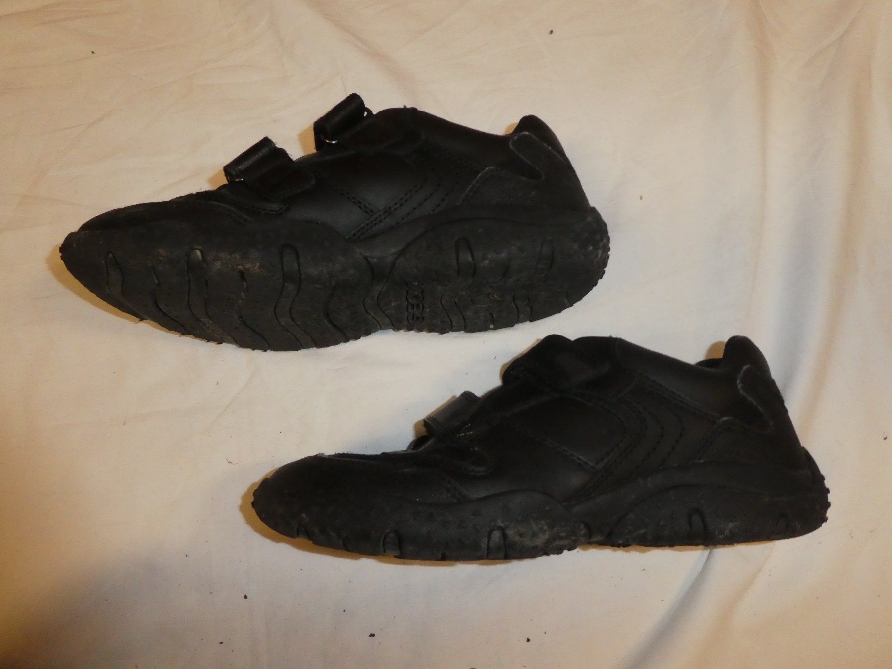 Geox Scarpe per ragazzi: schwarze GEOX Turnchschuhe mit Klett Gr. 37 – Usato da Zürich venduto da anavlis-thymiano 1