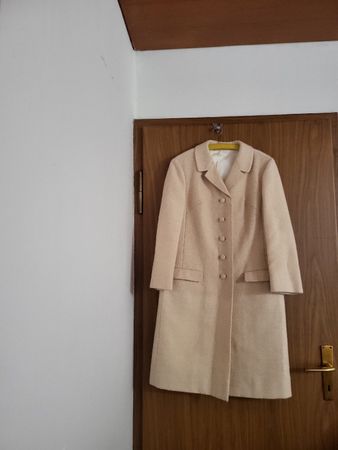 Manteau beige élégant, idéal pour la mi-saison. Taille M/L