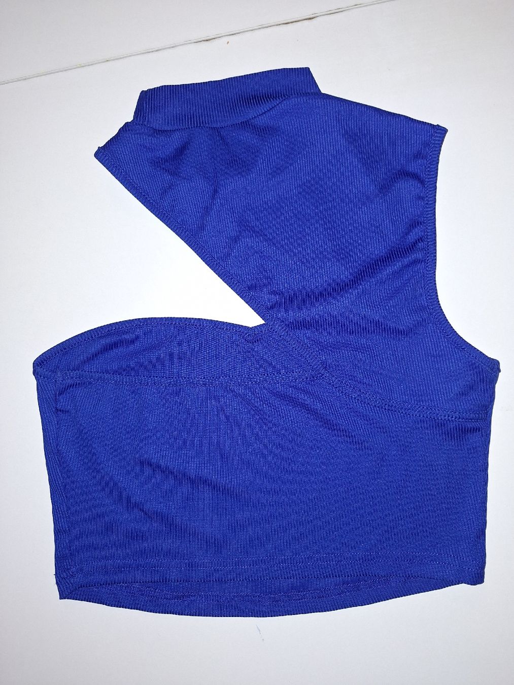 Top: Haut asymétrique bleu électrique, taille S/M – Nuovo (secondo la descrizione) da Lausanne venduto da Cassandra11 1