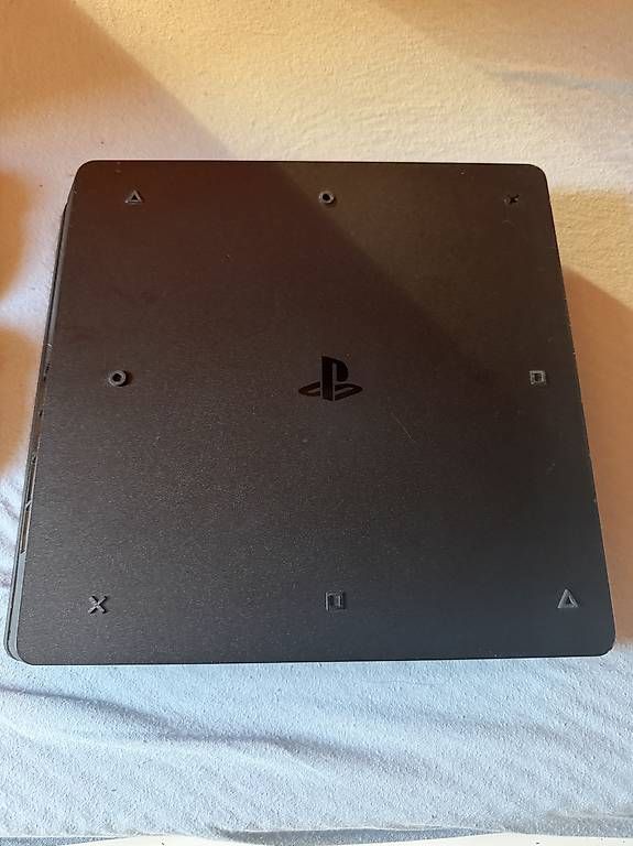 Console: PlayStation 4 avec 2 manettes  – Usato da Martigny venduto da reu_t2ln 1