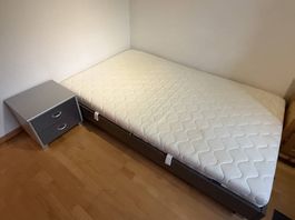 Bett inkl. Lattenrost, Matratze und Nachttisch