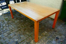 Esstisch aus Holz, modern-klassisch (Möbel-Pfister)