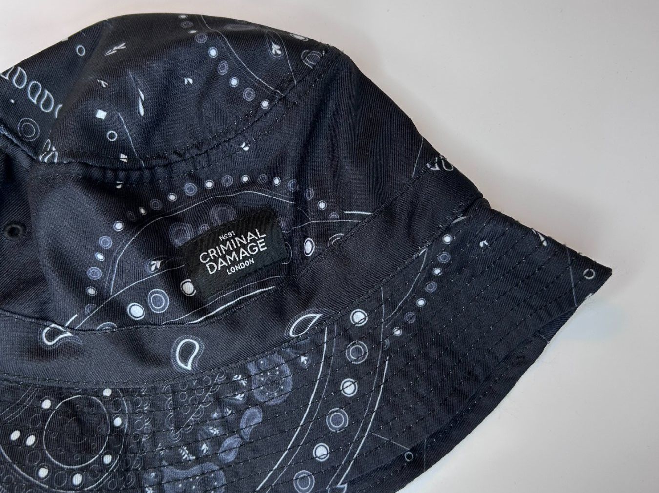 H&M Chapeaux, bonnets & casquettes: Criminal Damage Bucket Hat – D'occasion à St. Gallen par look-twice 1