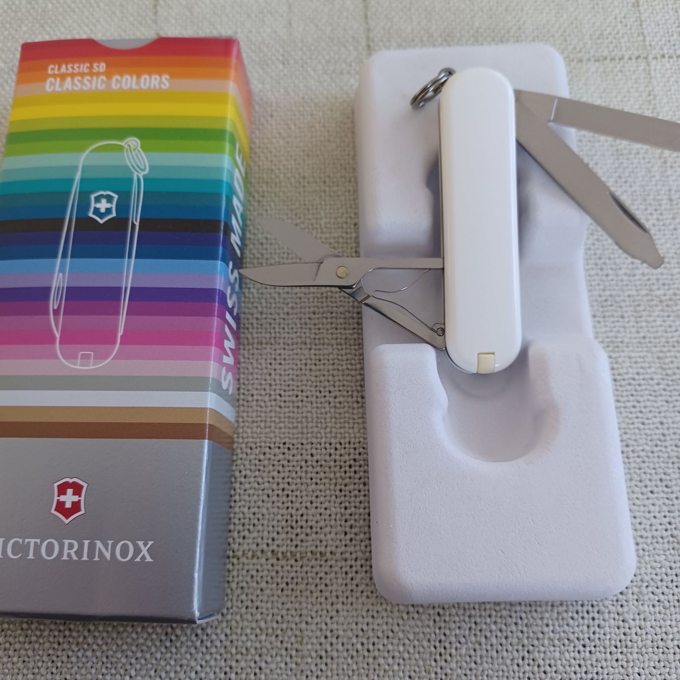 Victorinox Taschenmesser: Victorinox Classic Asturias Blanco 3D Spez. Edt. – Neu und originalverpackt aus Balgach von VicAlox 1