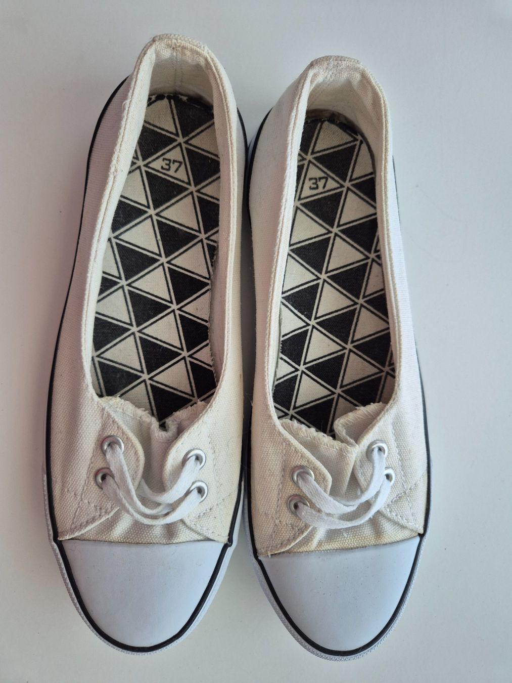 Scarpe da donna: Sommer Schuhe Sneaker Gr. 37 Cremefarben – Usato da Zürich venduto da pau_y8mv 1