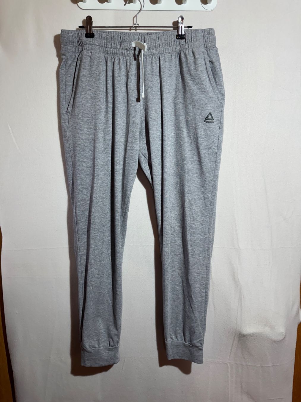 Reebok Pantaloni: Trainerhose von Reebok Gr. M – Usato da Grosswangen venduto da SALE_SALE_SALE