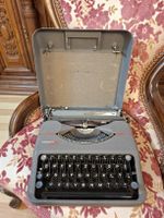 Schreibmaschine Hermes Baby mit Metalldeckel 