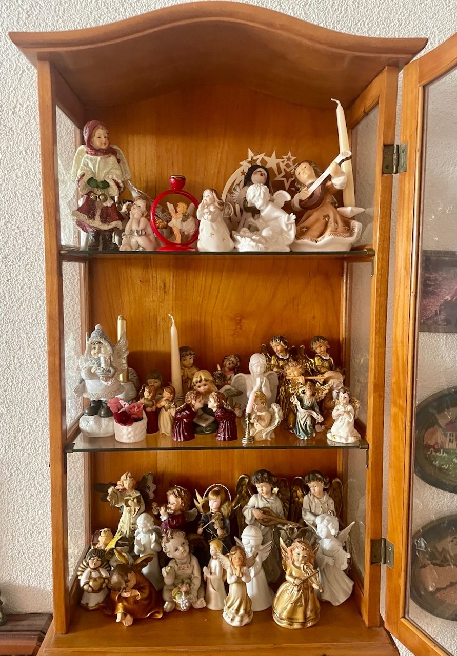 Vitrinen: Engel-Sammlung inkl. Vitrine – Gebraucht aus Kleinlützel von Schatzkiste_Laufen