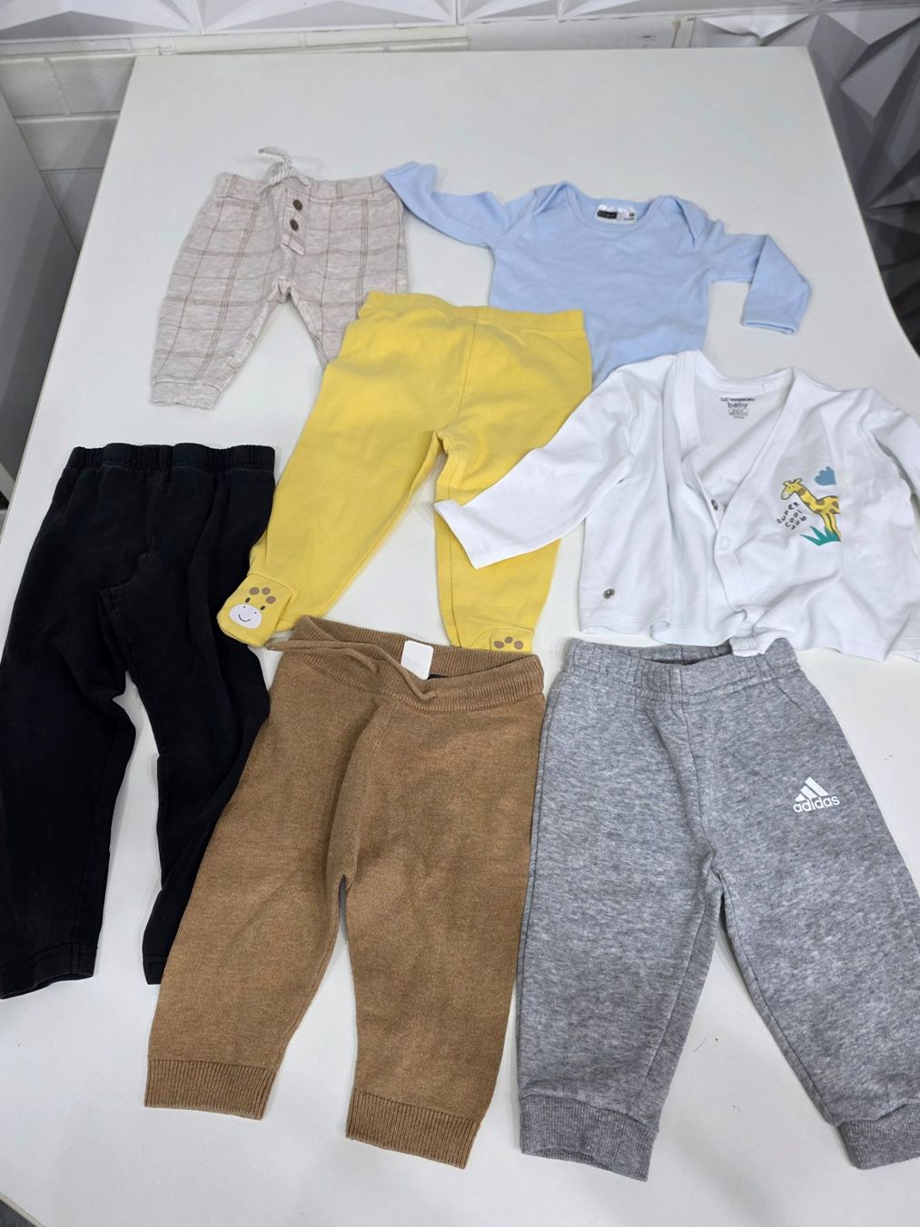 Lots de vêtements: 7 teilig Kleider Kinder Grösse 68 – D'occasion à Scherzingen par Benjanil