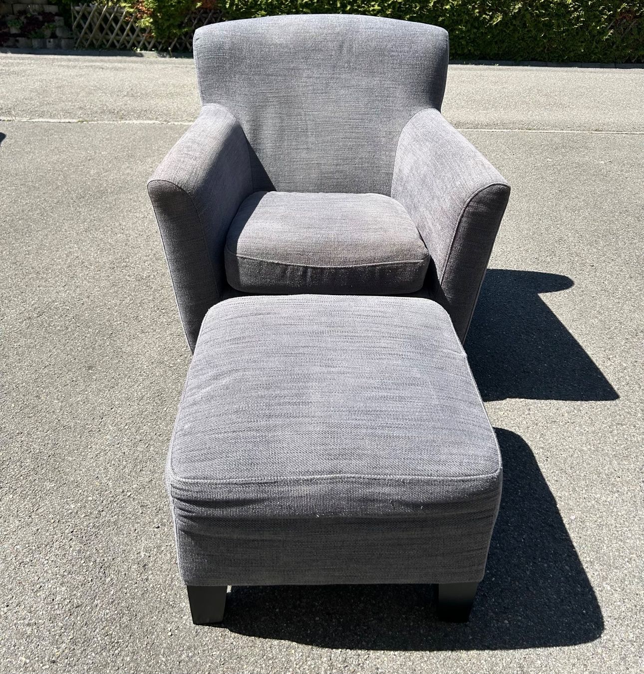 Poltrone: Sessel mit Hocker, grau, guter Zustand – Usato da Jona venduto da bas_qfm6
