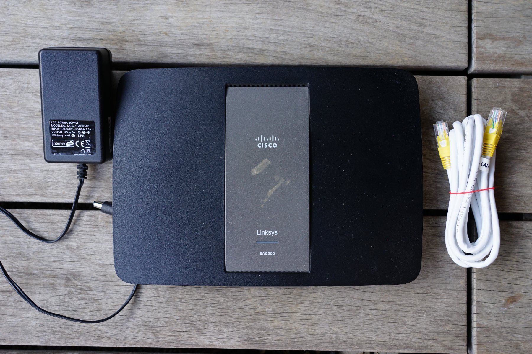Linksys Modem & Router: Linksys E4200 Router, inkl. ethernet Kabel, Schwarz – Usato da Baar venduto da snollub