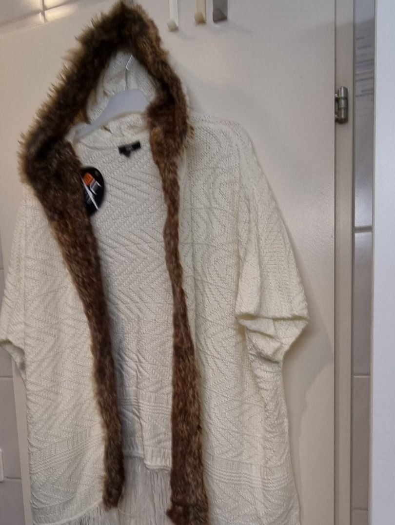 Sonstige Damenmode: Poncho, Cape mit Kapuze, neu – Neu und originalverpackt aus geroldswil von Gumball1 4
