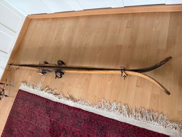 Historische Holzski mit Bindung mit 2 Stöcken, guter Zustand